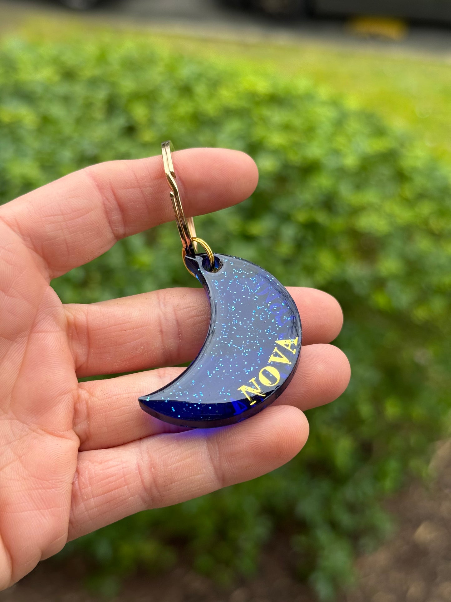 Médaille bleue transparente finement pailletée