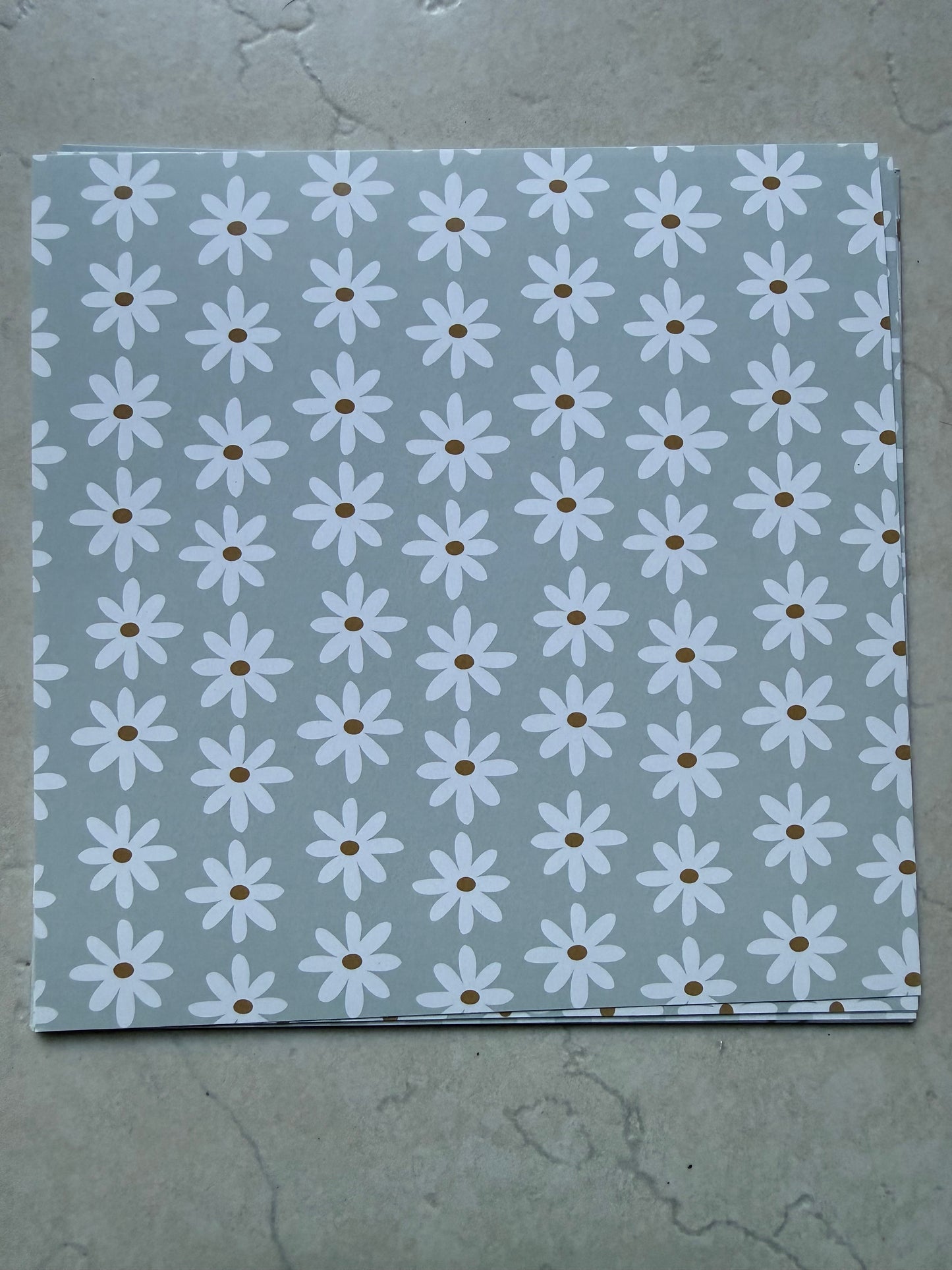 Médaille papier en résine - Fleurs sur fond bleu-gris