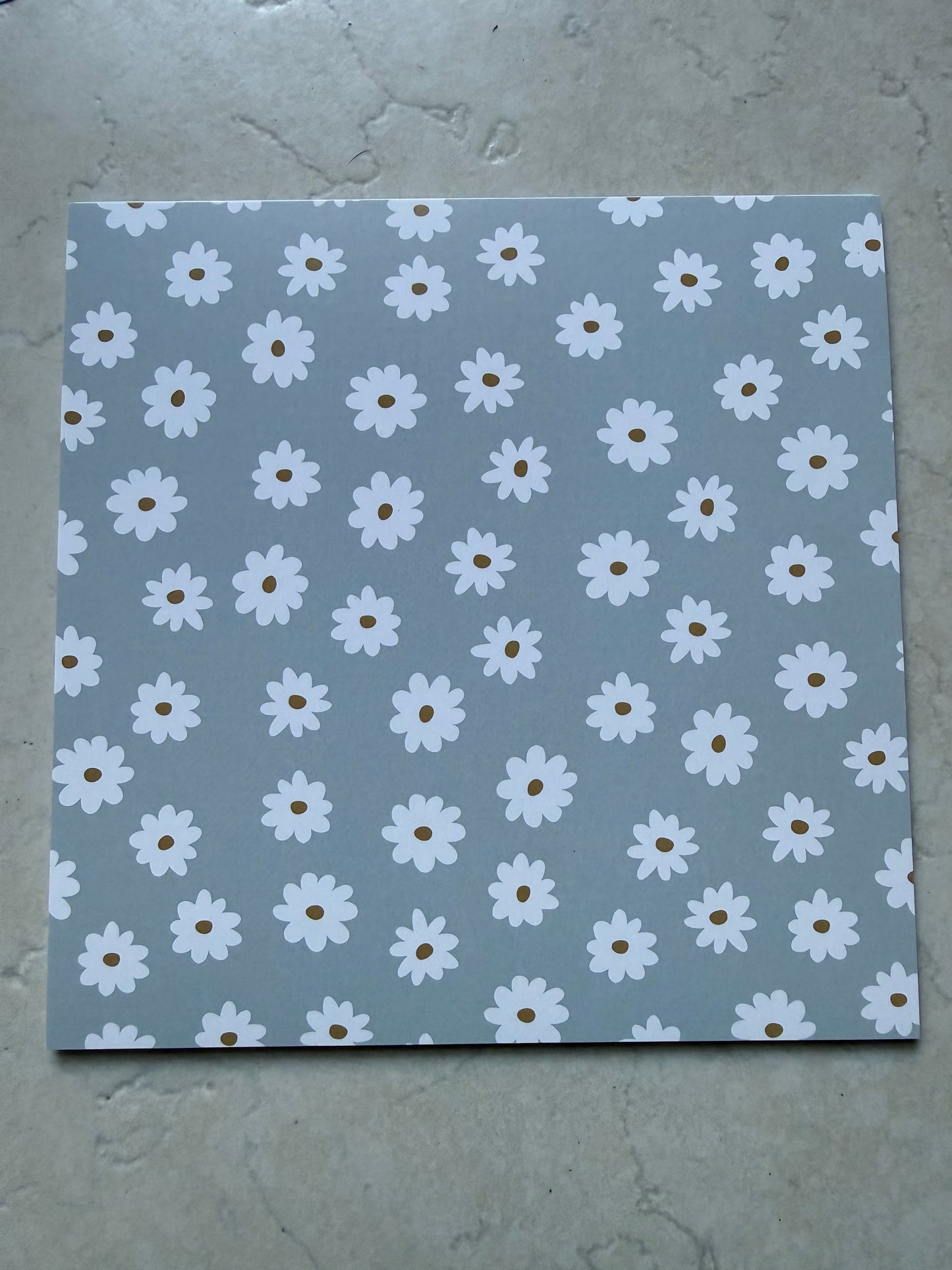 Médaille papier en résine - Fleurs sur fond bleu