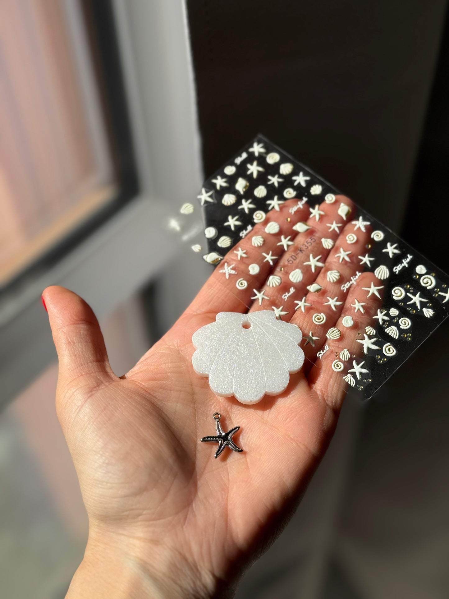 Coquillage blanc nacré + stickers coquillages + breloque étoile de mer argenté