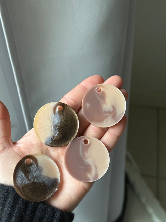 Médaille personnalisée : rond marbré + paillettes