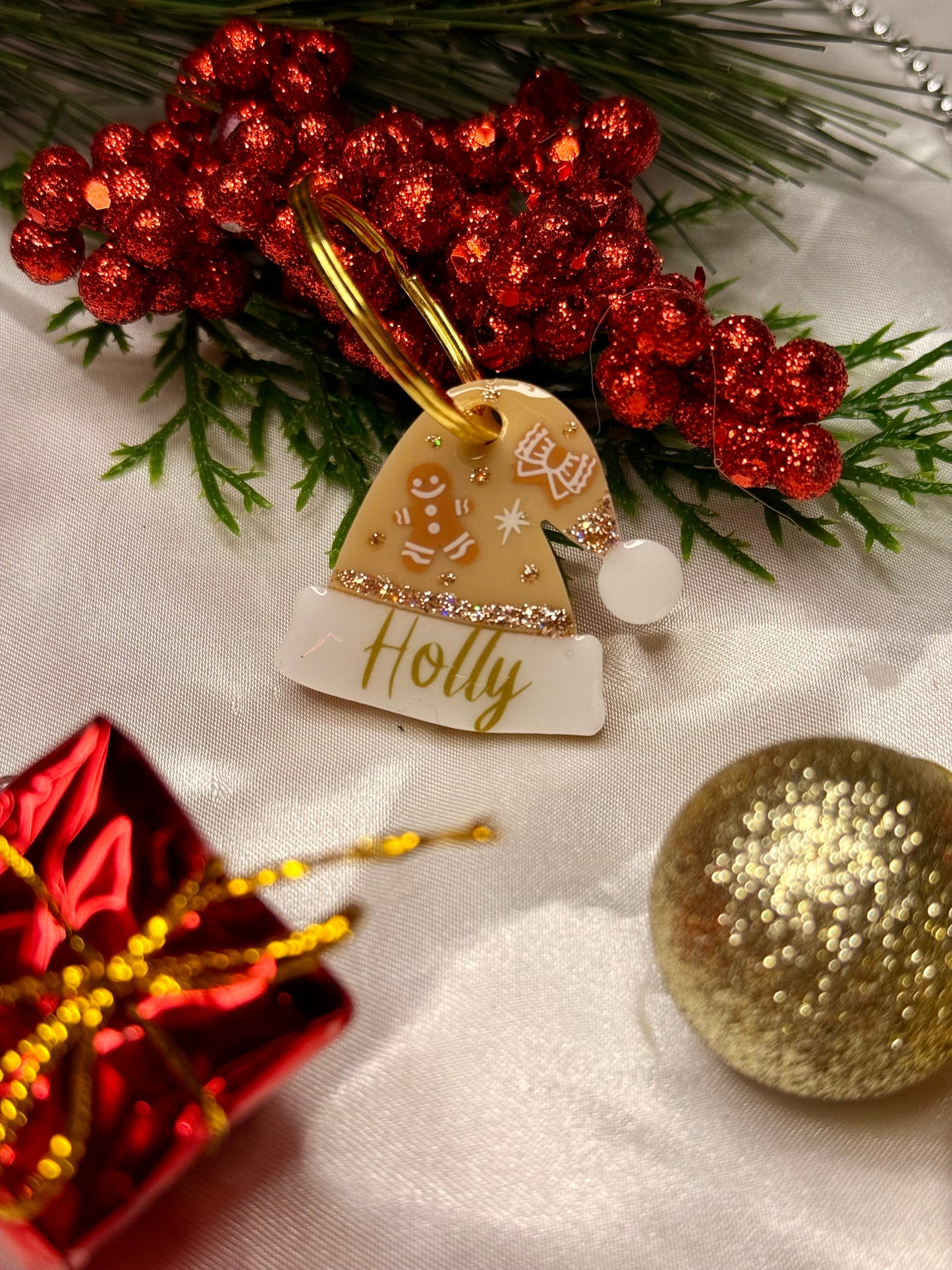 Médaille en résine - Bonnet beige de Noël